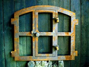Eisenfenster mit Tür, antik-ländlich zum Öffnen, Stallfenster für Gartenmauer