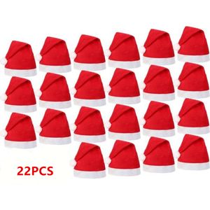 22 rote und weiße Weihnachtsmützen