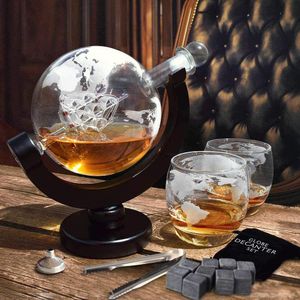 Whisky Karaffe Globus: gravierte Whiskey Karaffe Glas mit Weltkarte und Segelschiff im Inneren – Dekanter Flasche 850 ml – Whiskey Geschenke für Männer