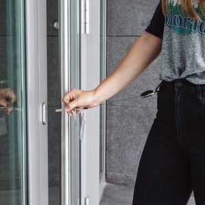 kwmobile Schlüssel Jojo mit Ausweishülle - Schlüsselanhänger Clip ausziehbar - Schlüsselband Kartenhalter Hülle mit Karabiner Anhänger