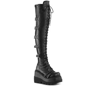 SHAKER-350 DemoniaCult boty nad kolena na klínové platformě černého koženého vzhledu s pásky