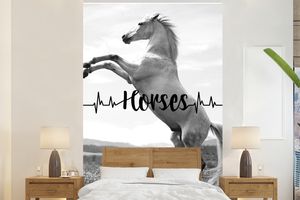 MuchoWow® Fototapete für Wohnzimmer oder Schlafzimmer Wandtapete Vinyl Motivtapete Zitat "Pferde" und ein sich aufbäumendes weißes Pferd - schwarz und weiß - 155x240 cm - Tapete