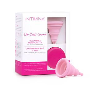 Intimina Lily Cup Compact Größe A, zusammenklappbare Menstruationstasse mit kompaktem Flachfaltdesign, wiederverwendbarer Menstruationsschutz für überall