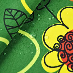 wasserabweisender Stoff mit Blumen auf grünem Hintergrund