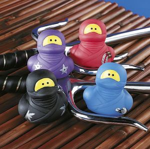 Gummi-Enten Badeenten Quietscheenten Badespaß Spritzenten Ninja 4 Stück