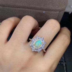 Klassischer Silber-Opal-Ring für die Hochzeit. Hervorragende Brillanz, natürlicher Opal-Edelstein-Ring, massiver Opal-Ring aus 925er Sterlingsilber