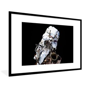 Poster mit Rahmen - Astronaut - Fliegen - Weltraum - 90x60 cm - Poster mit zchwarzem Bilderrahmen