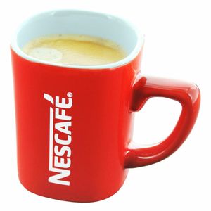 Nescafé Red Mug Klein, Kaffeetasse, Espressotasse, Henkeltasse, Tasse für Kaffee und Espresso, Eckig mit Schriftzug, Porzellan, Rot / Weiß, ca. 125 ml