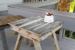 Wallario selbstklebende Möbelfolie/ Tischdecke für Innen und Außen, Größe: 90 x 90 cm - Holz-Optik Textur hellgraues Holz Paneele Dielen mit Asteinschlüssen