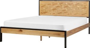 BELIANI Łóżko ze stelażem jasne drewno 140 x 200 cm wysokie wezgłowie metalowe nóżki klasyczny design do sypialni