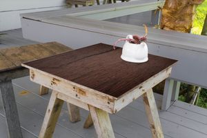 Wallario selbstklebende Möbelfolie/ Tischdecke für Innen und Außen, Größe: 60 x 60 cm - Holz-Optik Textur dunkelbraunes Holz
