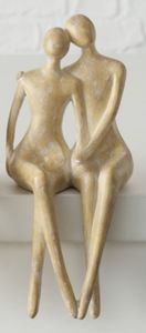 Kunstvoller Kantensitzer als Themen Figur, Skulptur als liebevolles Paar, „ EMBRACE “ , Kunststein in Creme matt verwaschen, durch wundervolles Design in Szene gesetzt, 22 x 9 x 8 cm