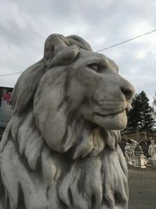 XXXL Löwe Löwen Tierfigur Torwächter Türwächter Steinfigur Steinskulptur Garten von vorne rechts schauend