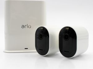 Arlo Pro3 WLAN Überwachungskamera aussen, 2K UHD, 2er Set, kabellos, Bewegungsmelder, Farbnachtsicht, 160° Blickwinkel, 2-Wege Audio, mit 90-tägigem Testzeitraum für Arlo Secure Plan, VMS4240P