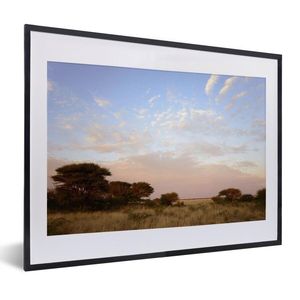Poster mit Rahmen - Farbenfroher Himmel über dem Central Kalahari Game Reserve in Botswana - 40x30 cm - Poster mit zchwarzem Bilderrahmen