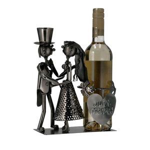 Kovový držiak na fľaše vína - motív: nevesta a ženích