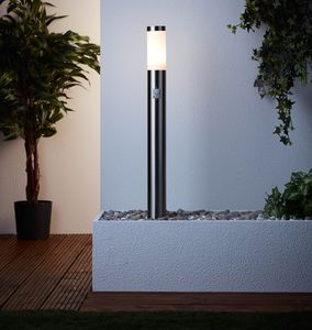 BRILLIANT zeitlose Wegelampe BOLE für den Garten | Spritzwassergeschützte Stehleuchte mit Dämmerungsschalter für LED-Kranz | Stehlampe mit einstellbarem Bewegungsmelder | Metall/Kunststoff | 78cm Höhe
