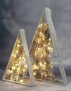 Deko-Drahtpyramide mit Rattan und Perlen 40 warmweiße LED Höhe 46 cm mit Timerfunktion 6/18h