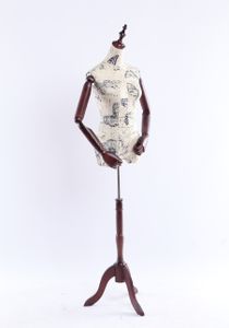 B9-0 weibliche Schneiderpuppe, stoffbezogenen Oberkörper mit Deckel aus Holz ,Arme und Finger aus Holz beliebig verstellbar, dunkler Holzstand