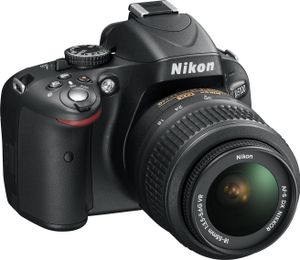 Nikon D5100 & 18-55 / 3.5-5.6 AF-S G DX VR 16,2 Megapixel DSLR-Kamera-Kit mit Objektiv, Full HD Video, 23,6 x 15,6 mm CMOS-Sensor, 7,62 cm (3 Zoll) klappbares Display, YES
