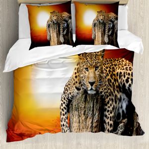 ABAKUHAUS Safari Bettbezug, Safari Leopard auf Baum, Milbensicher Allergiker geeignet mit Kissenbezügen, 200 cm x 200 cm - 80 x 80 cm, Orange Braun