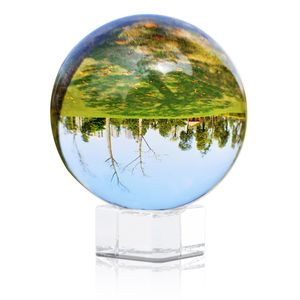 Intirilife Glaskugel mit Ständer in KRISTALL KLAR 80 mm – Kristallkugel mit Glasständer perfekt geeignet für Fotografie, Meditation, Dekoration uvm. – Kristallball Glasball Fotokugel