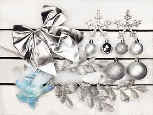 Set Weihnachtskugeln 131 Stück in Luxusbox HEAVENLY SILVER für Weihnachtsbäume 240-270 cm