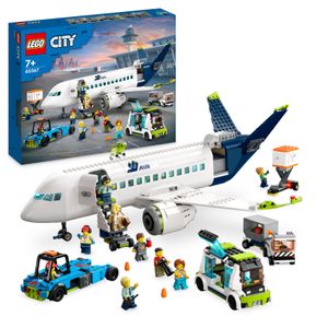 LEGO 60367 City Passagierflugzeug Spielzeug-Set, großes Flugzeug-Modell mit Fahrzeugen des Flughafen-Bodenpersonals: Vorfeldbus, Pushback-Schlepper, Catering-Lader, Gepäckwagen und 9 Minifiguren