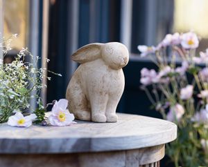 Hase "Albert" aus Terracotta, Osterhase, Hasenfigur, Dekofigur für Drinnen & Draussen, Gartendekoration für Ostern