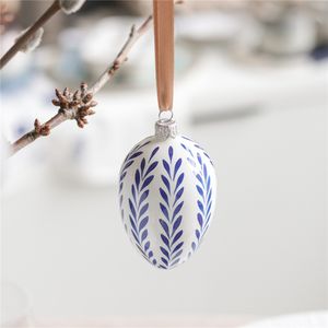 Osterdekoration mit blauem Volksdekor aus Blättern