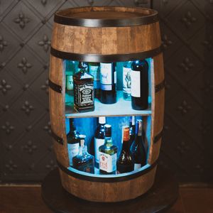 Dřevěný stojan na láhve s RGB LED světly, dřevěný sud, výška 80 cm, stojan na víno v retro stylu, stojan na láhve alkoholu, dřevěný stojan na víno (wenge)