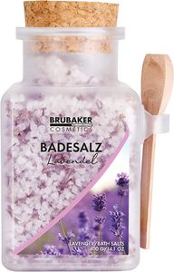 BRUBAKER Badesalz 400 g - Lavendel Duft - Badezusatz mit natürlichen Extrakten - Wellness Baden für Entspannung, Erholung und Körperpflege mit praktischem Holz Messlöffel