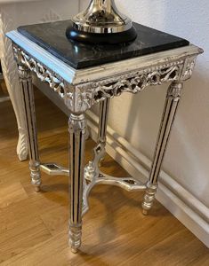 Casa Padrino Barock Beistelltisch Silber / Schwarz - Handgefertigter Massivholz Tisch mit Marmorplatte - Wohnzimmer Möbel im Barockstil - Barock Möbel - Barock Einrichtung