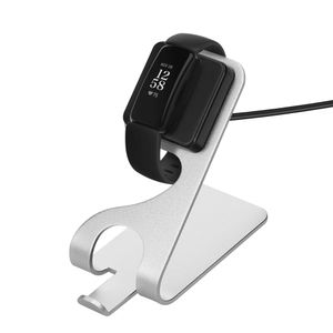 kwmobile USB Ladegerät kompatibel mit Fitbit Inspire 2 / Ace 3 - USB Kabel Charger Stand - Smart Watch Ladestation - Ladekabel mit Standfunktion in Schwarz Silber