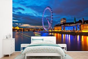 MuchoWow® Fototapete für Wohnzimmer oder Schlafzimmer Wandtapete Vinyl Motivtapete Bunte Gebäude und das London Eye am Abend in London - 450x300 cm - Gemusterte
