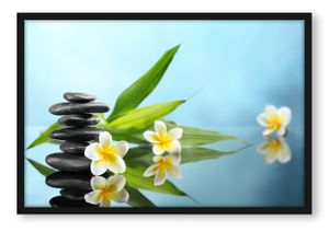 Zen Steinturm Monoi Blüten Poster im Bilderrahmen / Format: 100x70cm / Kunstdruck gerahmt