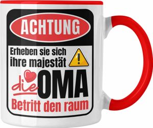 Trendation - Oma Tasse Geschenk Lustiger Spruch Geschenkidee Beste Oma Die Oma Betritt den Raum (Rot)