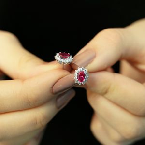 Entourage Diamant Oval Rubin Ohrringe 585`er 14 Karat Weißgold