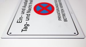 Ein- und Ausfahrt freihalten - betreten verboten - Schild - 4 mm Alu Verbundplatte (30 x 20 cm Bohrloch 4 x)