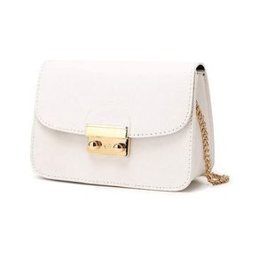 Kleine quadratische Tasche mit weißer Kette Kleine quadratische Tasche mit weißer Kette