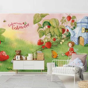 Kindertapete - Erdbeerinchen Erdbeerfee - Im Garten - Vlies Fototapete Breit, Größe HxB:255cm x 384cm