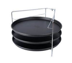 Zenker Pizzaset 4-teilig SPECIAL COUNTRIES, Pizzableche mit Ständer, runde Pizzabackbleche beschichtet (Farbe: Schwarz/Silber), Menge: 1 Set