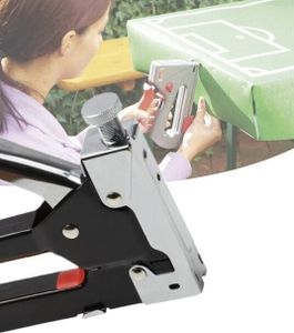 Tacker mit 600 Heftklammern Tacker mit 600 Heftklammern