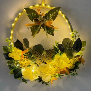 Dekokranz, Türkranz mit LED-Beleuchtung zum Aufhängen für Frühling & Sommer mit Timer, künstlichen Blumen und Schmetterlingen - Gelb