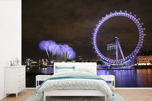 MuchoWow® Fototapete für Wohnzimmer oder Schlafzimmer Wandtapete Vinyl Motivtapete Lila Feuerwerk und ein lila London Eye am Abend in London - 600x400 cm - Vinyltapeten