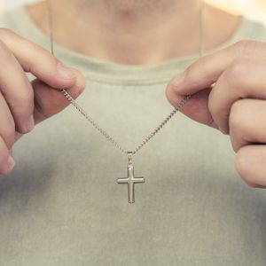 Made by Nami Halskette mit Anhänger, Kreuzkette aus Edelstahl, Silber