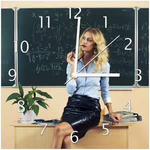 Wallario Design Wanduhr Sexy blonde Lehrerin in Schule vor Tafel mit langen Beinen und Brille aus Echtglas, Größe 30 x 30 cm