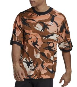 adidas Sportswear Desert Camo AOP Herren stilvolles Alltags-Shirt mit Camouflage-Muster GP8657 Braun/Orange, Größe:M
