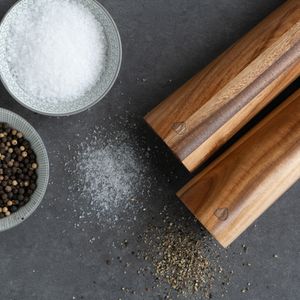 Navaris Salz und Pfeffer Mühle Set - Gewürzmühle Grinder Streuer für Gewürze - Salzstreuer Pfefferstreuer aus Holz - zum Mahlen - nachfüllbar