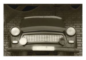 Wallario Wandbild Alter Trabbi in schwarz-weiß - Frontansicht Scheinwerfer, Größe: 61 x 91,5 cm, Poster mit rahmenlosen Bildhalter